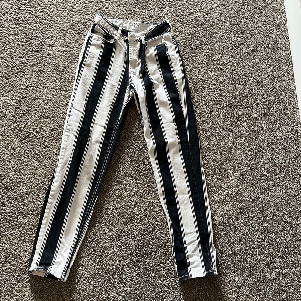 BDG High-Rise Mom Jean (25)